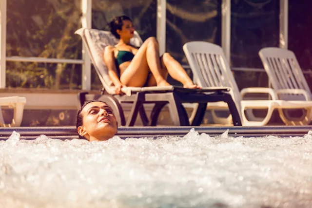 Après une journée remplie de découvertes, il n’y a rien de mieux que de se ressourcer aux Bains de Saillon.