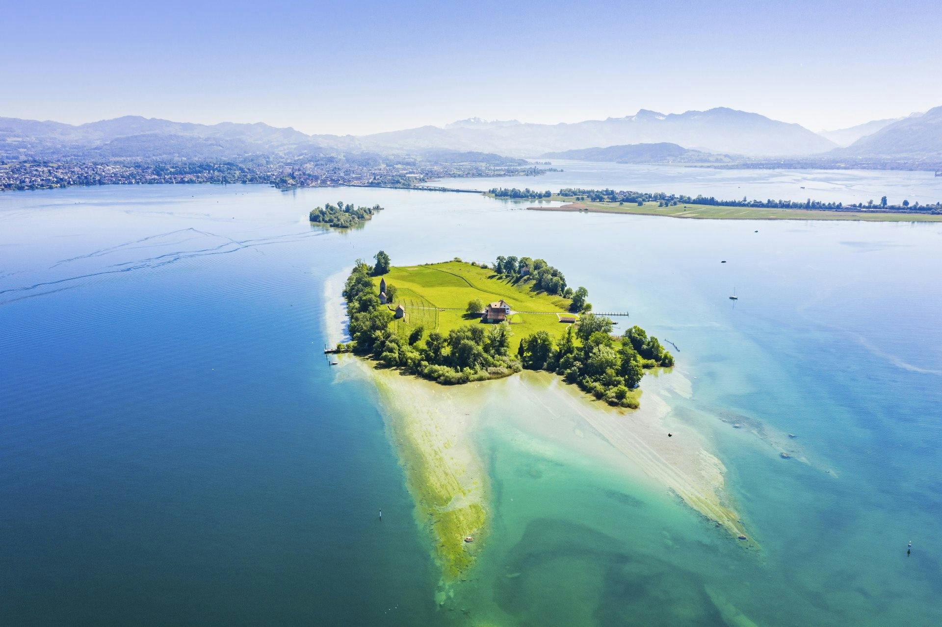 Die Insel Ufnau ist ein unverbautes Naturparadies und nur per Schiff oder Shuttle erreichbar.