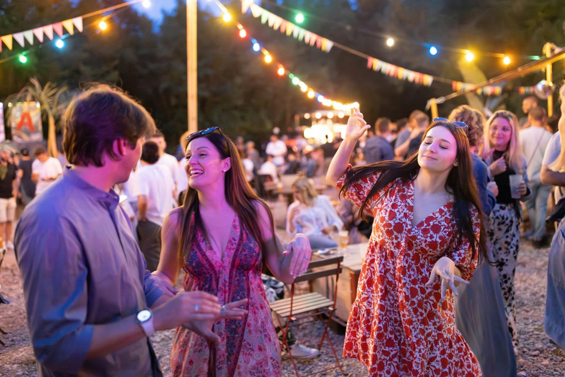 Beleuchteter Steinbruch, lokale Köstlichkeiten und Musik: Sommerabende im einzigartigen Ambiente der Cave di Arzo.