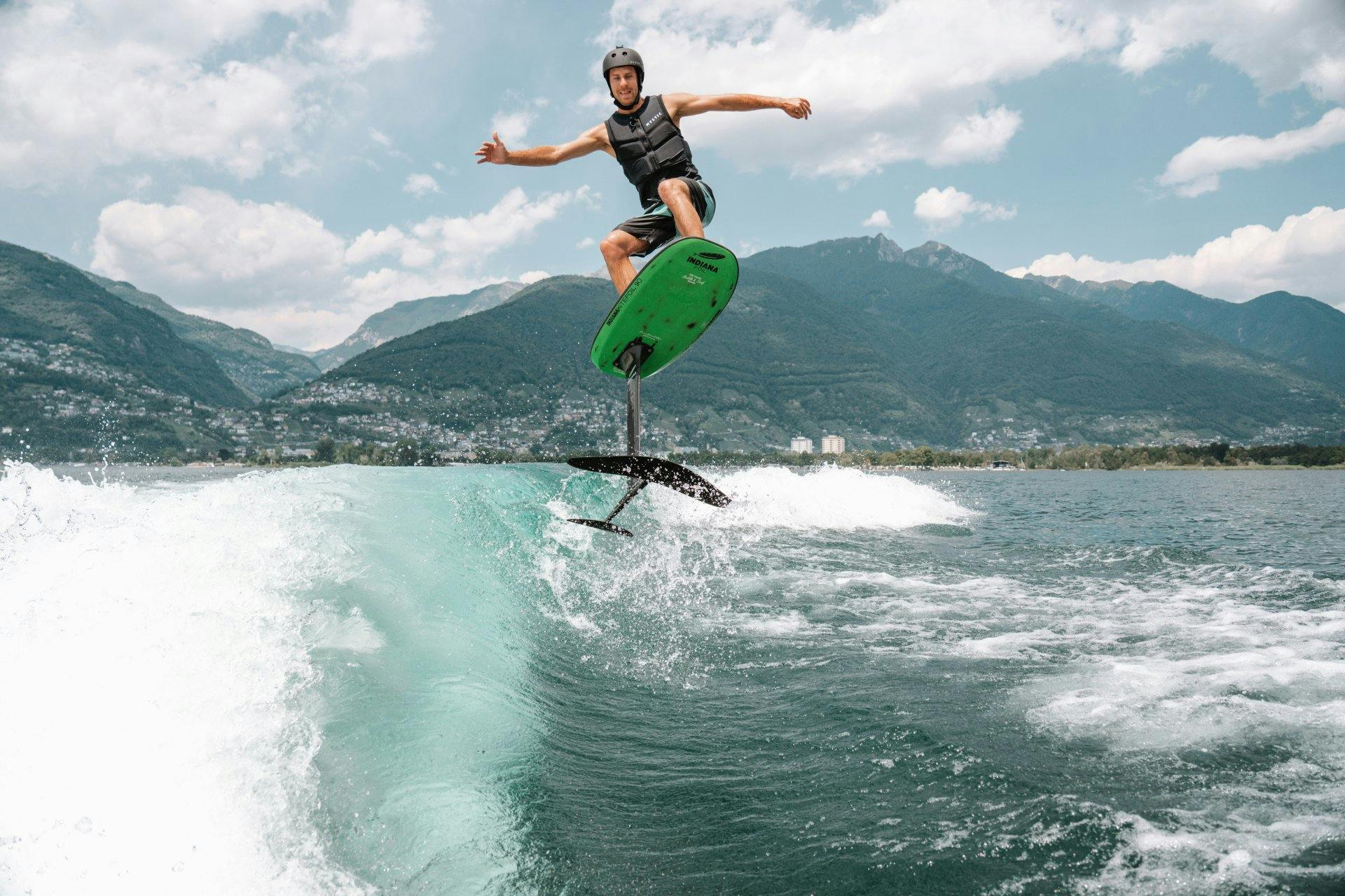 Mit dem Foil rasant über den Lago Maggiore gleiten - Adrenalin pur!