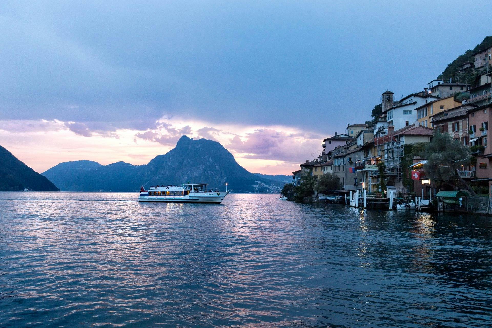 Mit dem Schiff zu Polenta und Wein: Genussvolle Grotti-Tour ab Lugano.