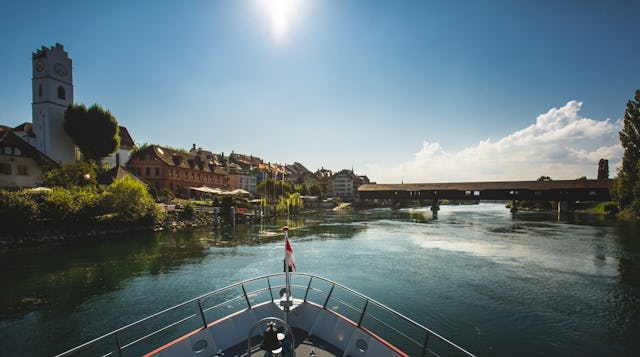 Auf der Aare-Schifffahrt zwischen Solothurn und Biel eröffnen sich entspannte Stunden mit Panorama-Blick auf die Jurakette.