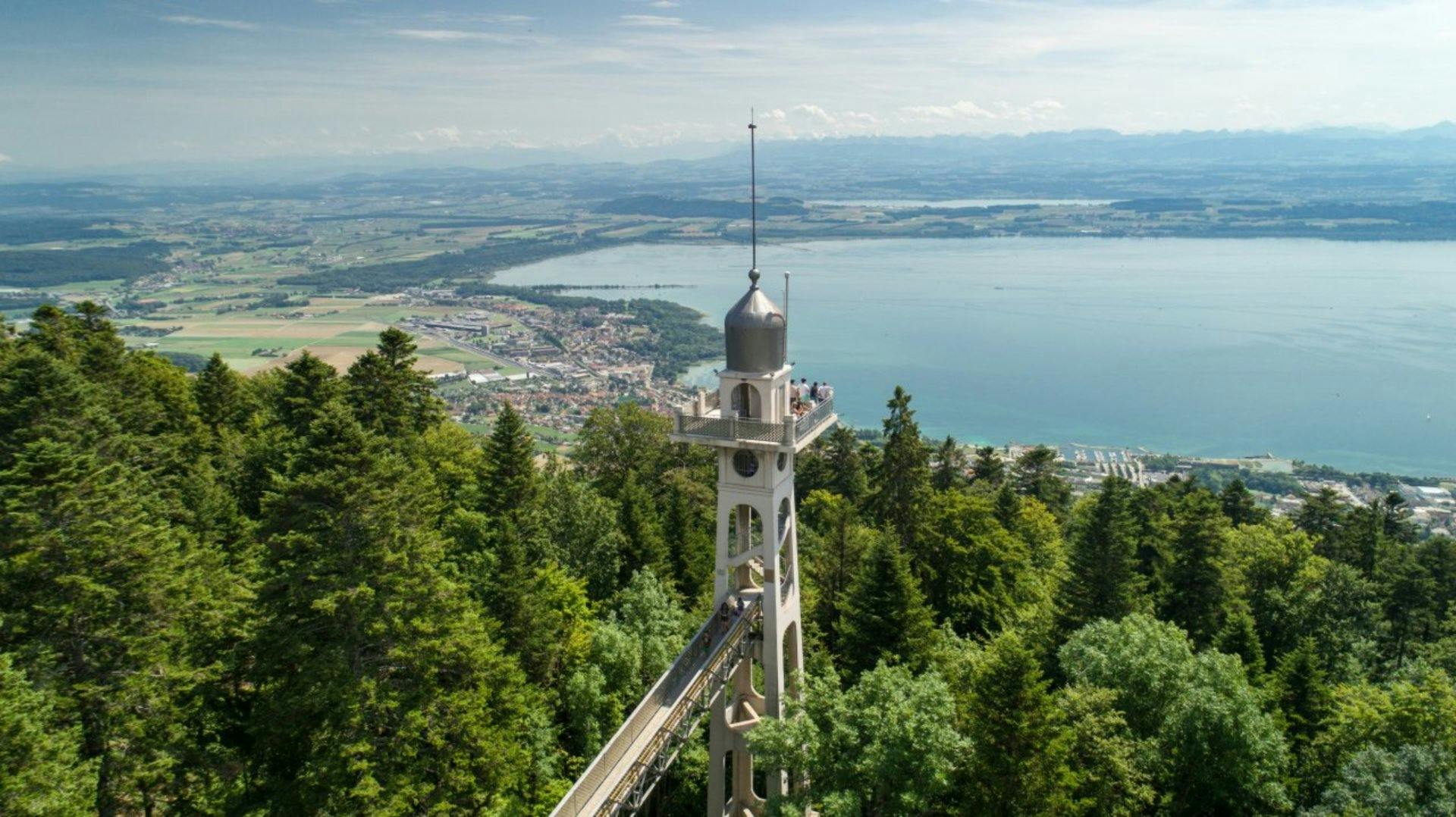 Mit der Standseilbahn gelangt man in zehn Minuten aus der Stadt auf den «Chaumont». Hier wartet nicht nur eine atemberaubende Aussicht, sondern auch e...