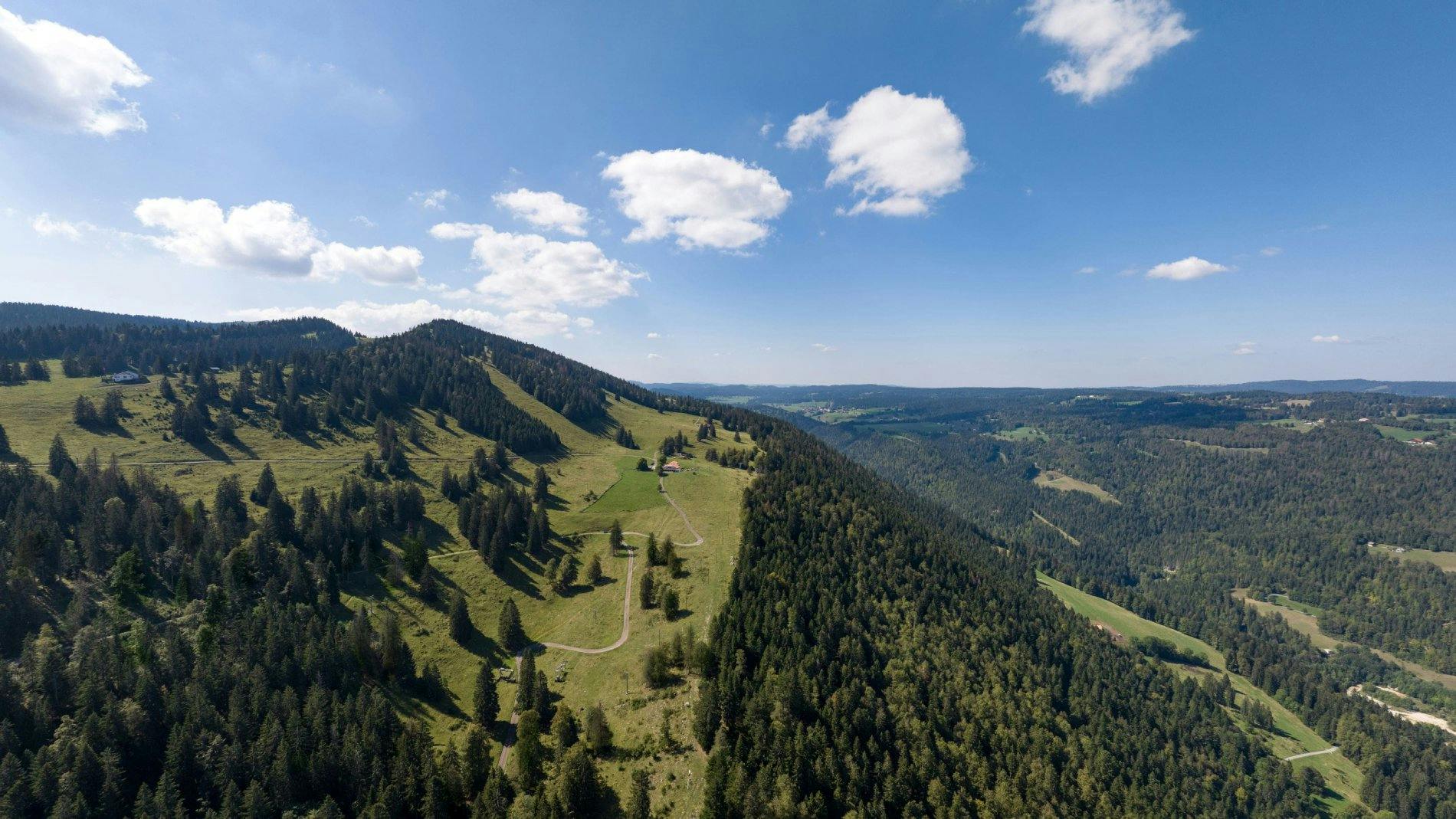 Mitten im Val-de-Travers, in Buttes, am Endpunkt dieser Tour, wartet das kleine Familienfreizeitgebiet La Robella am Nordhang des Chasseron mit einer...