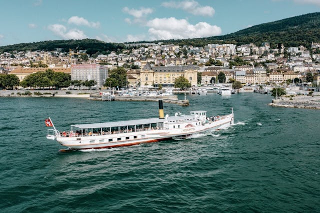Le tour commence en ville de Neuchâtel, le temps de s’offrir une petite pause et d’admirer le lac et les Alpes au loin.
