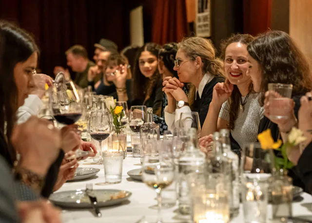 Une ambiance envoûtante où tout le monde se sent comme chez soi: c'est chez Westhive à Lancy-Pont-Rouge.