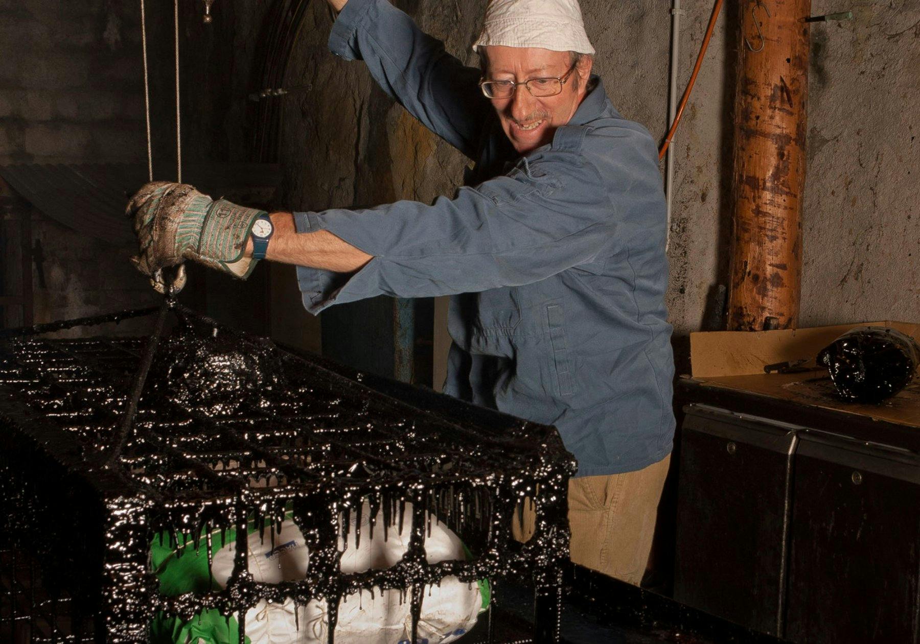 Eine weitere, originelle Aktivität wartet nur sieben Zugminuten von Noiraigue entfernt: die Asphaltminen. Mit Helm und Taschenlampe unternimmt man hie...