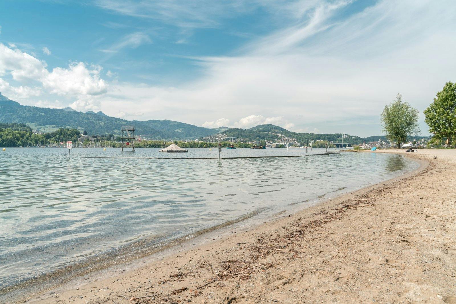 Am Ausgangspunkt dieser Tour wartet das Lido Luzern mit seinem 300 Meter langen Sandstrand für einen erfrischenden Sprung ins kühle Nass. Egal, ob unt...