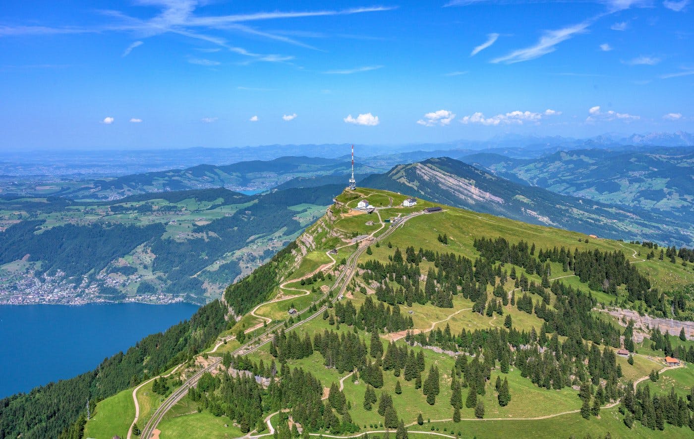 Ebenfalls vom Bahnhof Arth-Goldau aus entflieht man mit der Bergbahn (Talstation direkt beim Bahnhof Goldau) in einer bezaubernden Fahrt auf die Rigi...