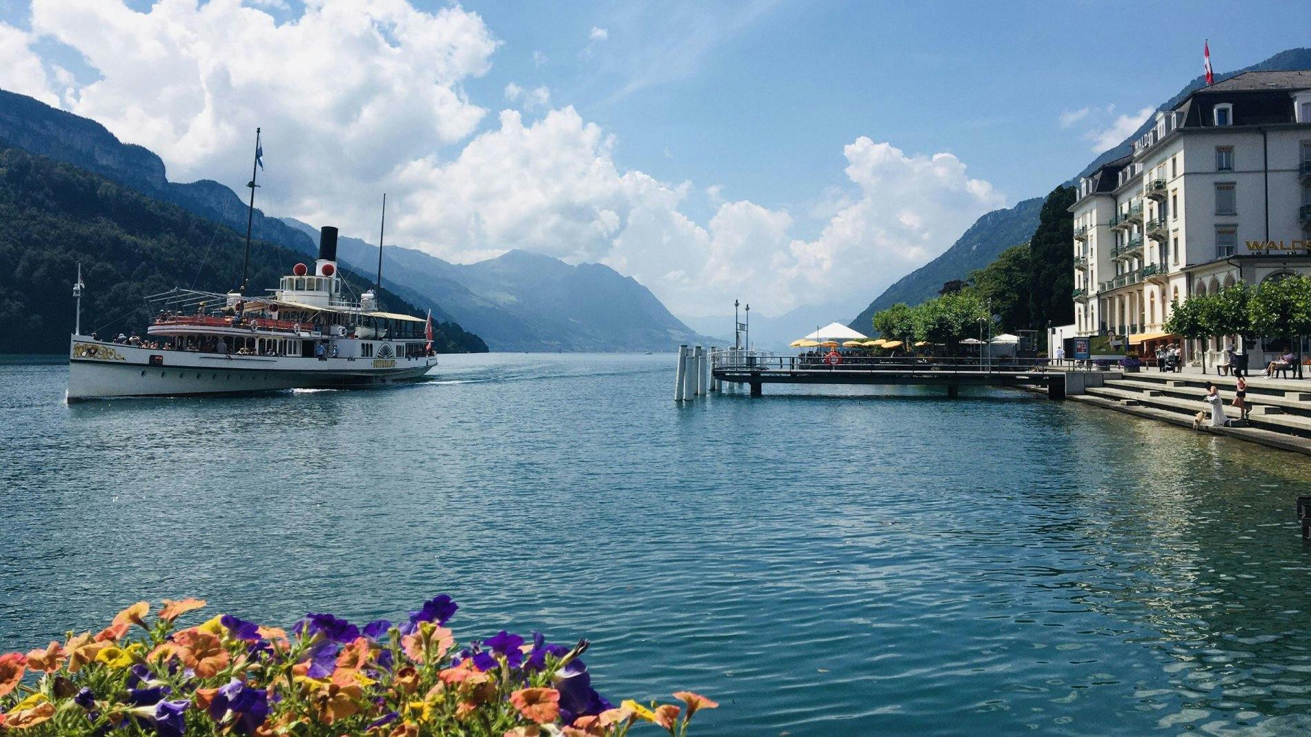 13 Zugminuten weiter liegt Brunnen mit seiner wunderschönen Promenade am Vierwaldstättersee. Hier kann man ausgiebig flanieren, auf einer gemütlichen...