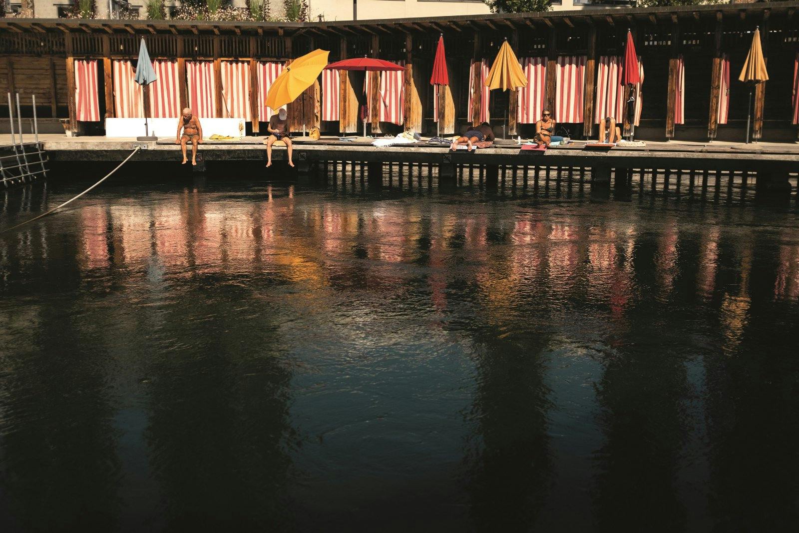 Ebenfalls in Laufweite zum Bahnhof Schaffhausen findet sich die «Rhybadi», ein historisches Flussbad mit Sprungbrettern und mehreren Becken direkt im...