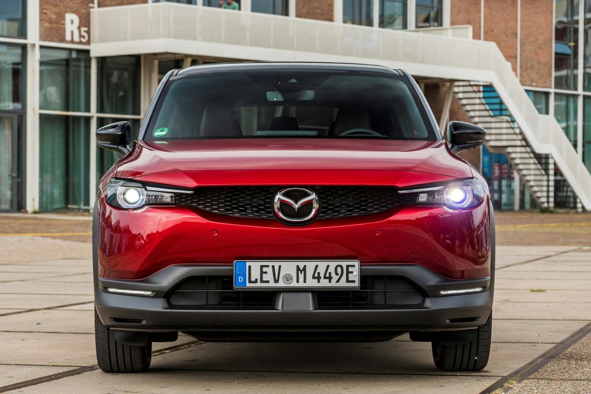 Die schnörkellose Front gibt einen Eindruck des wuchtigen Charakters des Fahrzeugs. Alle Linien und Elemente laufen direkt auf das Mazda-Logo in der M...