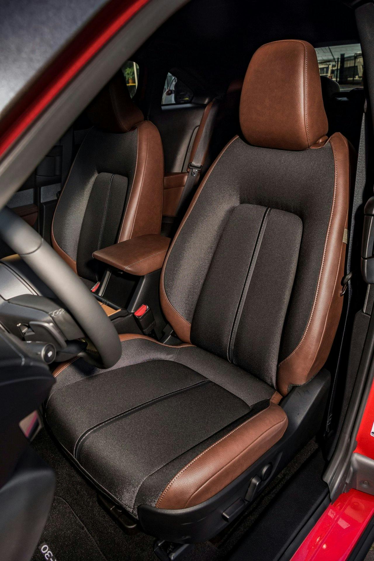 Die Sitzbezüge bestehen aus bis zu 20 Prozent Recycling-Garnen und Kunstleder. Dieses Lederimitat wurde speziell für den brandneuen Mazda MX-30 entwic...