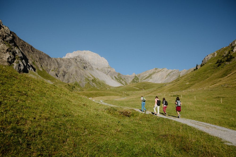 Randonnée avec vue: sur l’Allmenalp, l’expérience de la nature commence dès la sortie de la télécabine.
