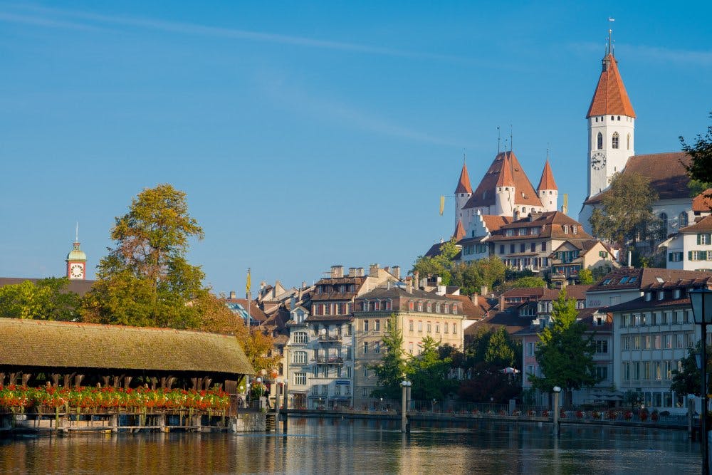 Thoune séduit par sa vieille ville, ses ponts historiques, son lac et son panorama unique sur les montagnes.