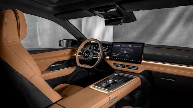 Das Cockpit des brandneuen Mazda6e präsentiert sich übersichtlich und einladend.