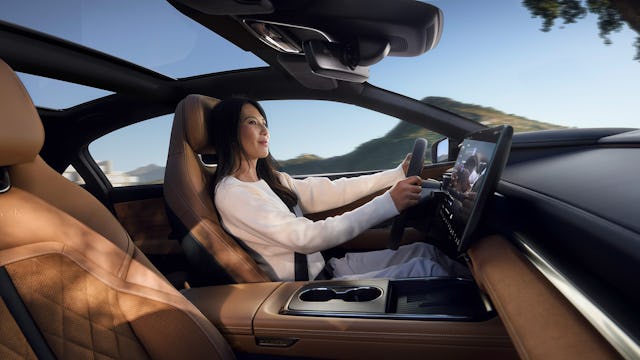 Panoramadach und minimalistisches Innendesign vermitteln ein Gefühl von Offenheit.