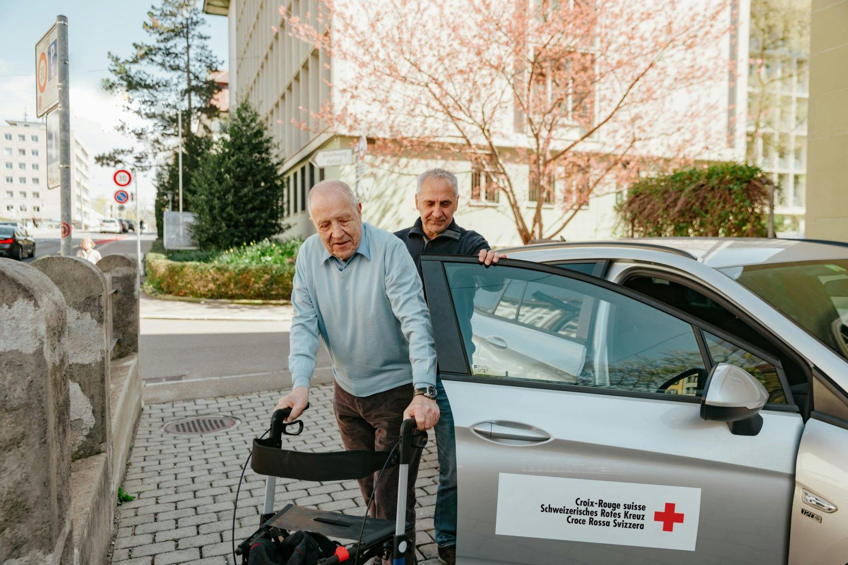 Ältere und mobilitätseingeschränkte Menschen schätzen den Fahrdienst mit Freiwilligen, die sie zu Arzt- und anderen Terminen fahren.