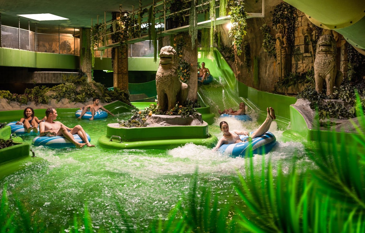 Auf deiner Fahrt in Richtung Glarnerland erreichst du den grössten Wasserpark der Schweiz ab Zürich mit Umsteigen am Bahnhof in Pfäffikon in rund 40 M...