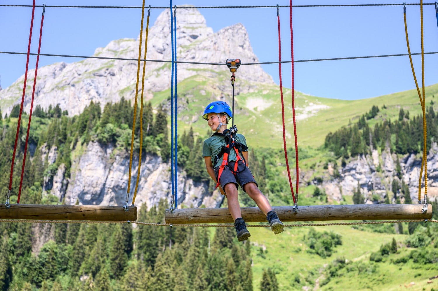 Nervenkitzel gewünscht? Steig in Linthal Braunwaldbahn direkt in die Standseilbahn ein und fahre den Berg hinauf. Oben wartet der Seilpark Braunwald m...
