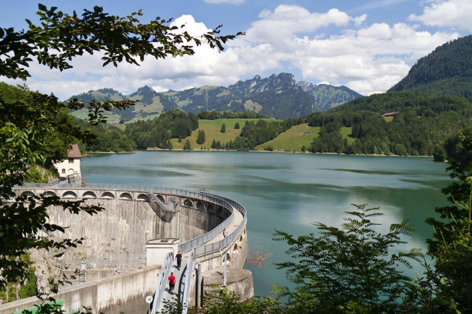 Staudamm am See von Montsalvens: Der Spaziergang bringt Sie zum beeindruckenden Staudamm Montsalvens. Dieses Pionierbauwerk aus dem Jahr 1921 war die...