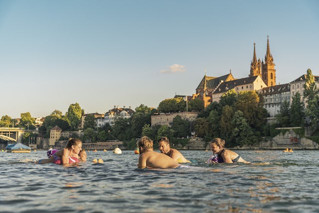 En plein cœur de Bâle, le Rhin offre l’expérience de découverte de la ville le plus rafraîchissante.