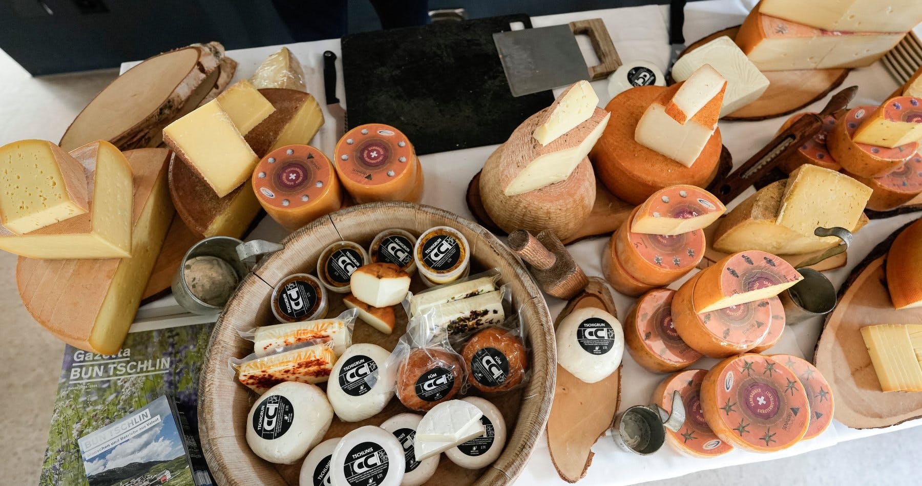 Regionale Spezialitäten wie der geräucherte Ricotta «Füm» oder der Frischkäse «Tschigrun» warten auf probierfreudige Besucher:innen.