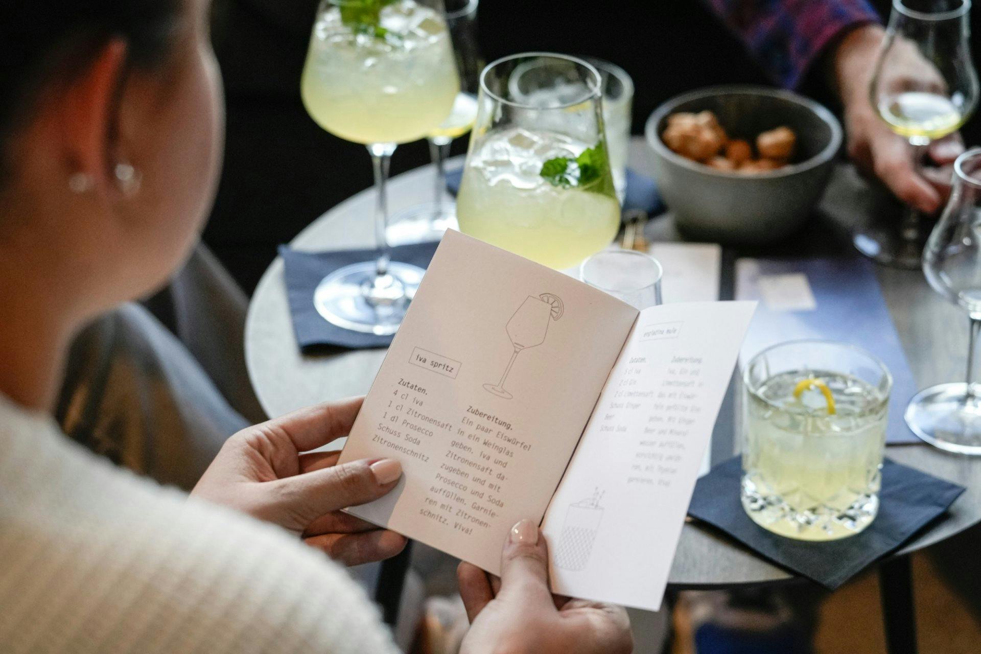 Auch für den Apéro gibt es eine heimische Köstlichkeit: Der Iva-Spritz überzeugt mit seinem erfrischenden Aroma dank des Iva-Kräuterlikörs.