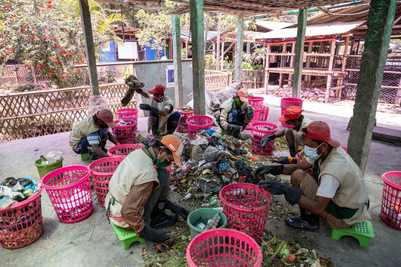 Rohingya-Männer sortieren Abfall: eine sinnvolle Beschäftigung für sie und ein Beitrag zur Verbesserung der Hygiene im Camp.