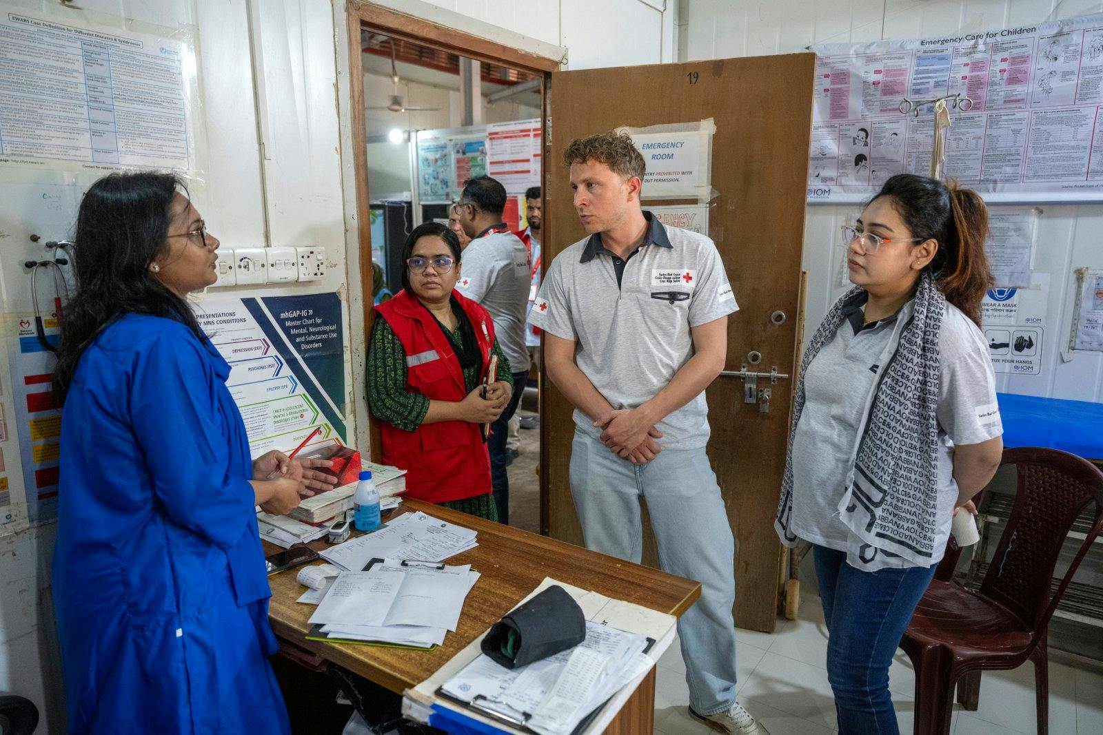 SRK-Botschafter Max Hubacher im Gespräch mit einer Ärztin im Gesundheitszentrum, welches vom Schweizerischen Roten Kreuz unterstützt wird.