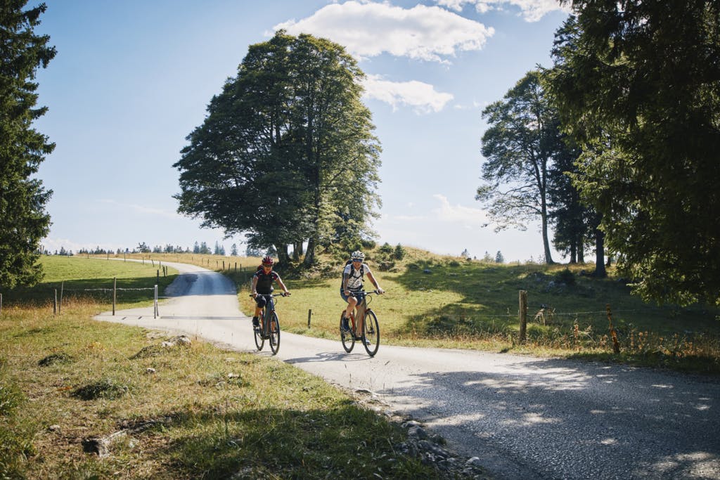Trajet en toute tranquillité, vue à couper le souffle: le Creux du Van est facilement accessible en vélo électrique.