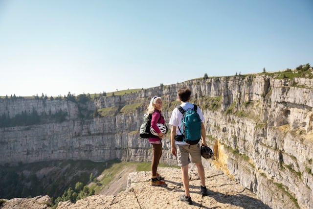 Se rendre au cirque rocheux en vélo électrique: au Creux du Van, le panorama, la nature et le plaisir de pédaler en toute décontraction sont au rendez-vous.