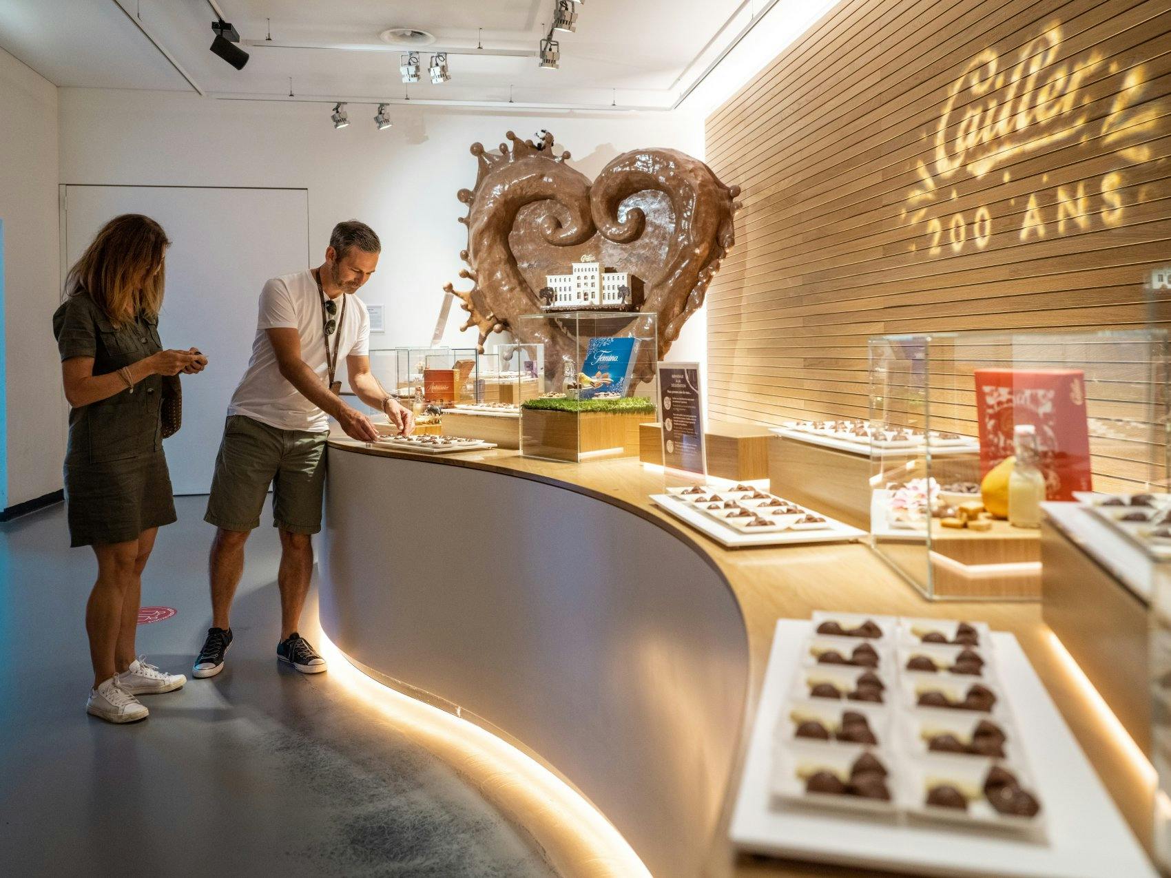L’aventure commence à Broc avec une visite sensorielle de la Maison Cailler. Plonge dans l’histoire du chocolat suisse et laisse-toi tenter par les cr...