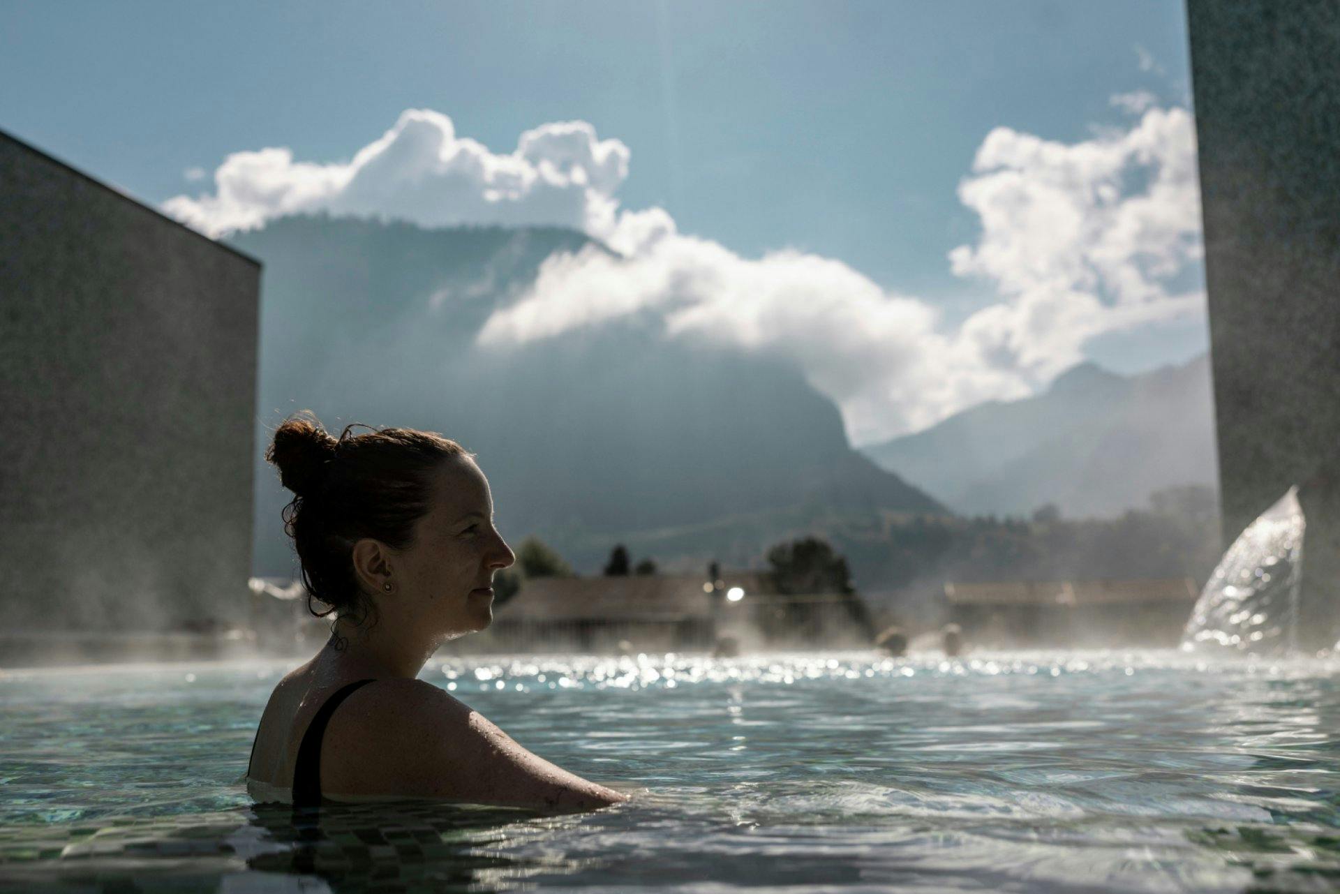 Après ta randonnée, accorde-toi un moment de détente à Charmey. Prélasse-toi dans l’eau à 34°C des Bains de la Gruyère. Le bus 260 t’emmène en seuleme...