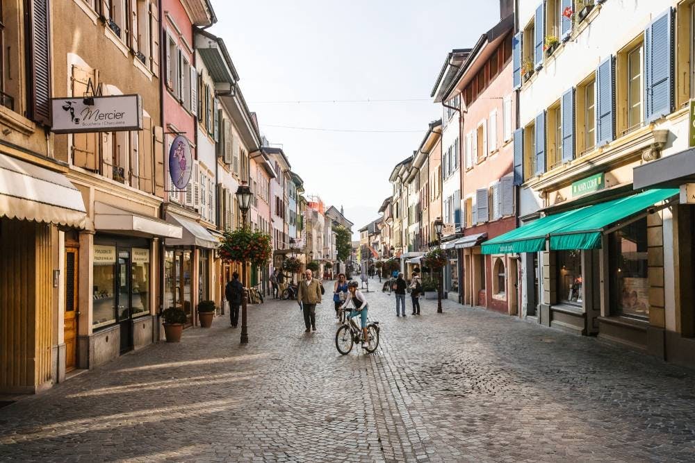 Depuis Lausanne, tu mets 26 minutes pour arriver à Yverdon-les-Bains. La deuxième plus grande ville du canton de Vaud est surprenante de charme. En pl...