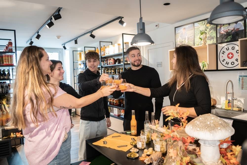 Commence ta journée à Aigle par une visite insolite: la seule conserverie de Suisse romande t’ouvre ses portes. Chez Hugo Reitzel, viens découvrir l’u...