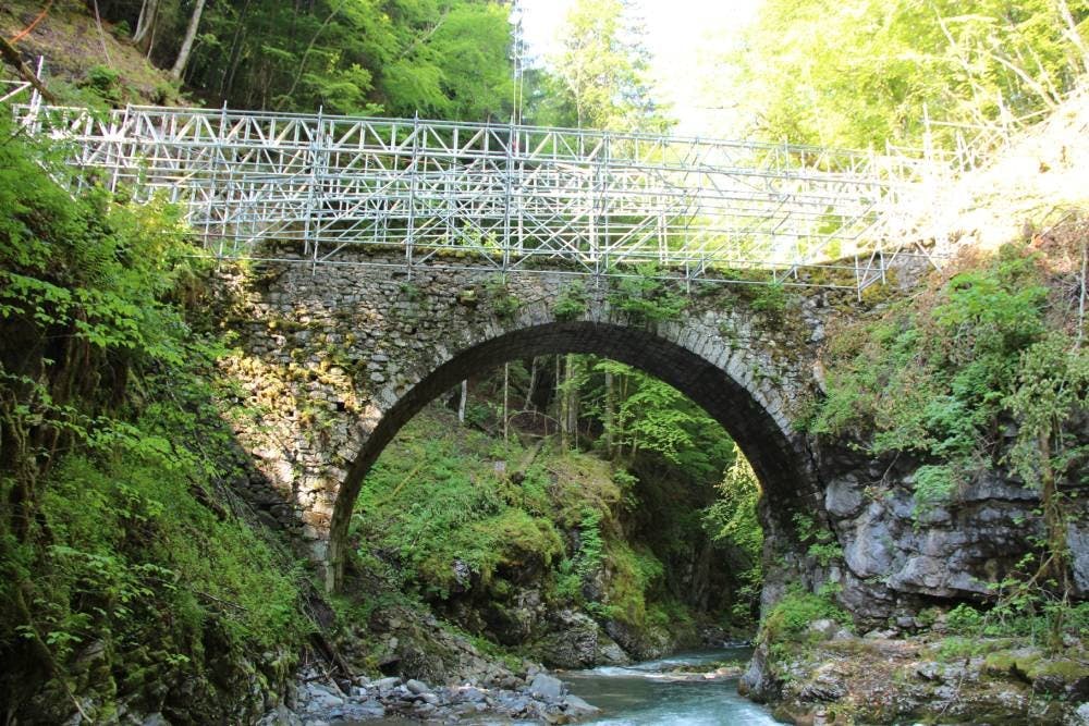 Après un court trajet à travers de vertes collines, une randonnée facile à moyenne t’attend au Sépey sur le sentier des ponts historiques, qui te fera...