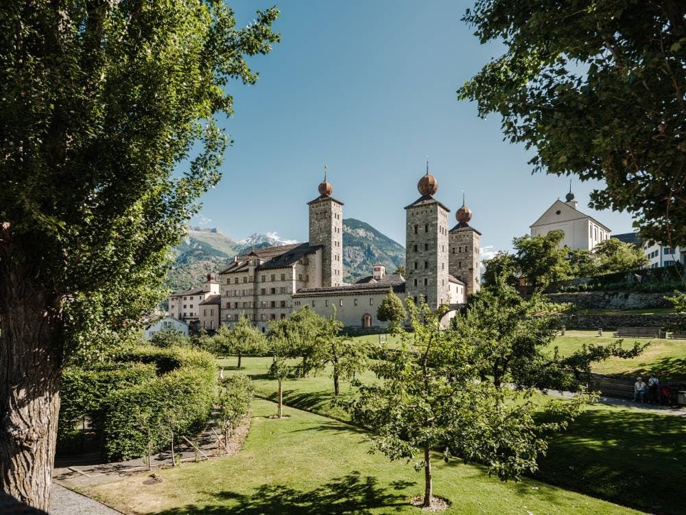 Continue jusqu’à Brigue (à 8 minutes de train de Viège), où tu pourras visiter le majestueux château de Stockalper. Cet ouvrage imposant du XVIIe sièc...