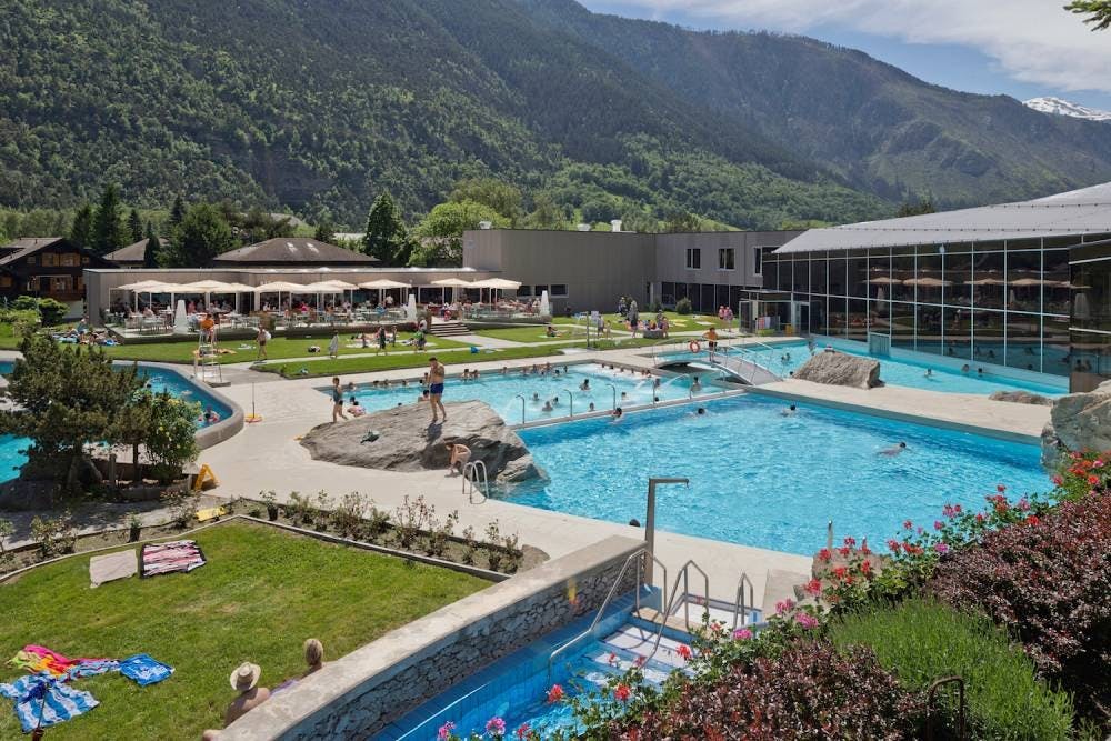 Pour finir ce tour en toute détente, prévois un passage aux bains de Brigue, l’un des plus grands centres thermaux des Alpes. Ils se trouvent à 15 min...