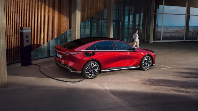 La batterie standard de 68,8 kWh de la toute nouvelle Mazda6e peut être rechargée en seulement 15 minutes, permettant ainsi de bénéficier d’une autonomie de 235 km.
