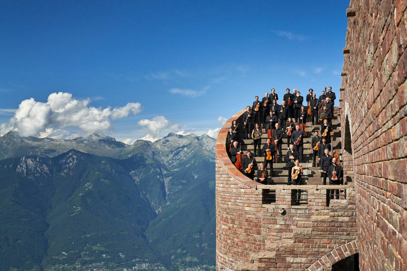 Das Orchester sorgt für immer neue kreative Konzertformate, arbeitet mit Oper und Tanz zusammen und begeistert sein Publikum bei besonderen Veranstalt...