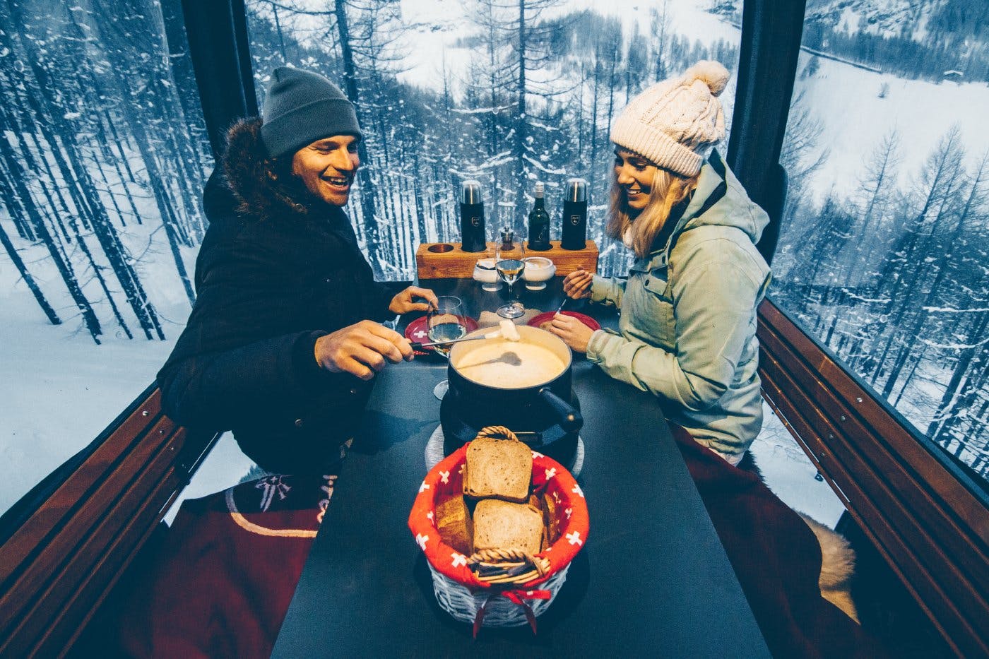 Une fondue au-dessus de Saas-Fee? Lors d’une balade nocturne en télécabine, les visiteurs savourent l’ambiance unique des montagnes de la vallée de Sa...