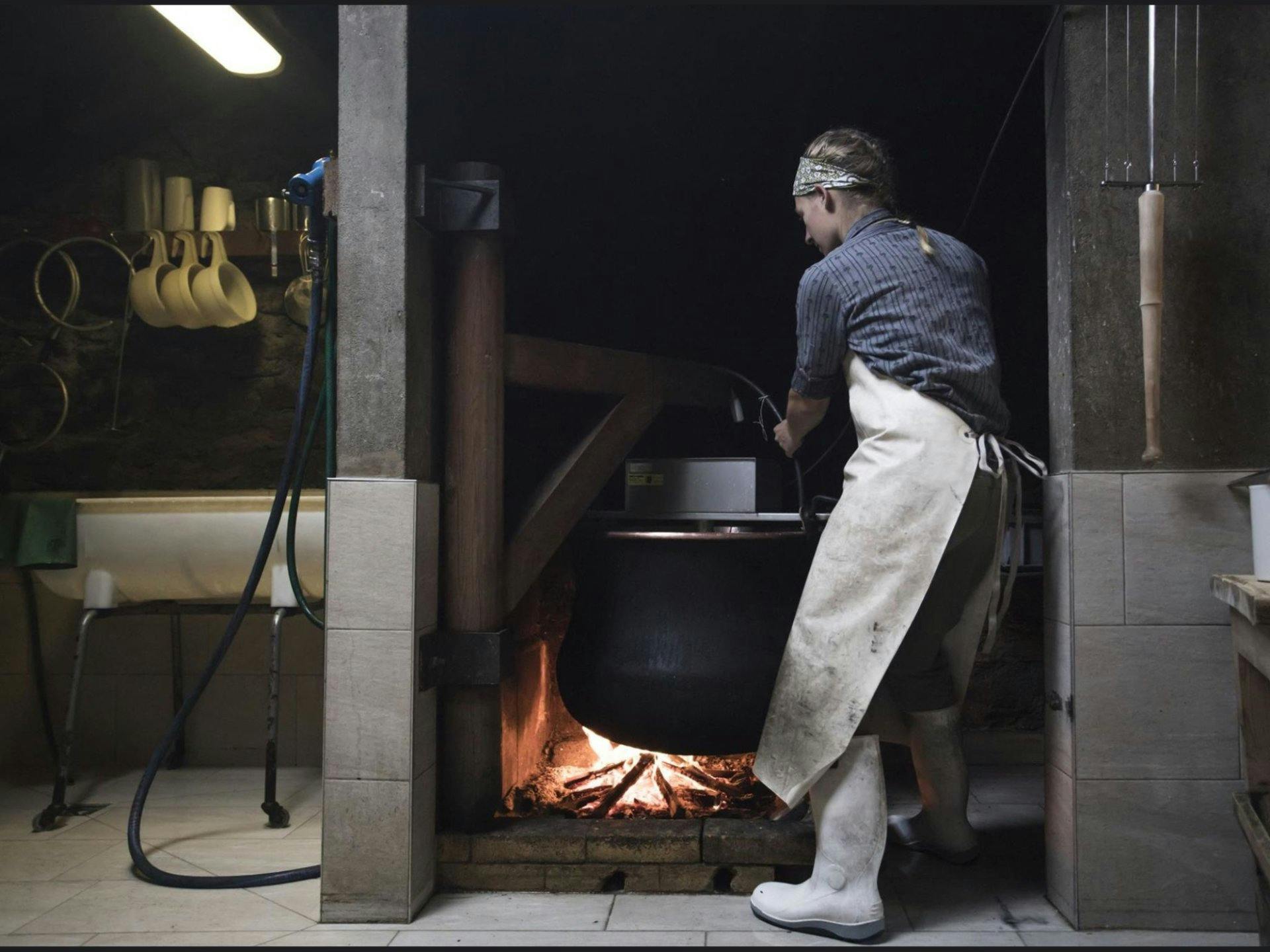 À l’Alpe Hannig, le fromage est encore fabriqué de manière traditionnelle, au feu de bois.
