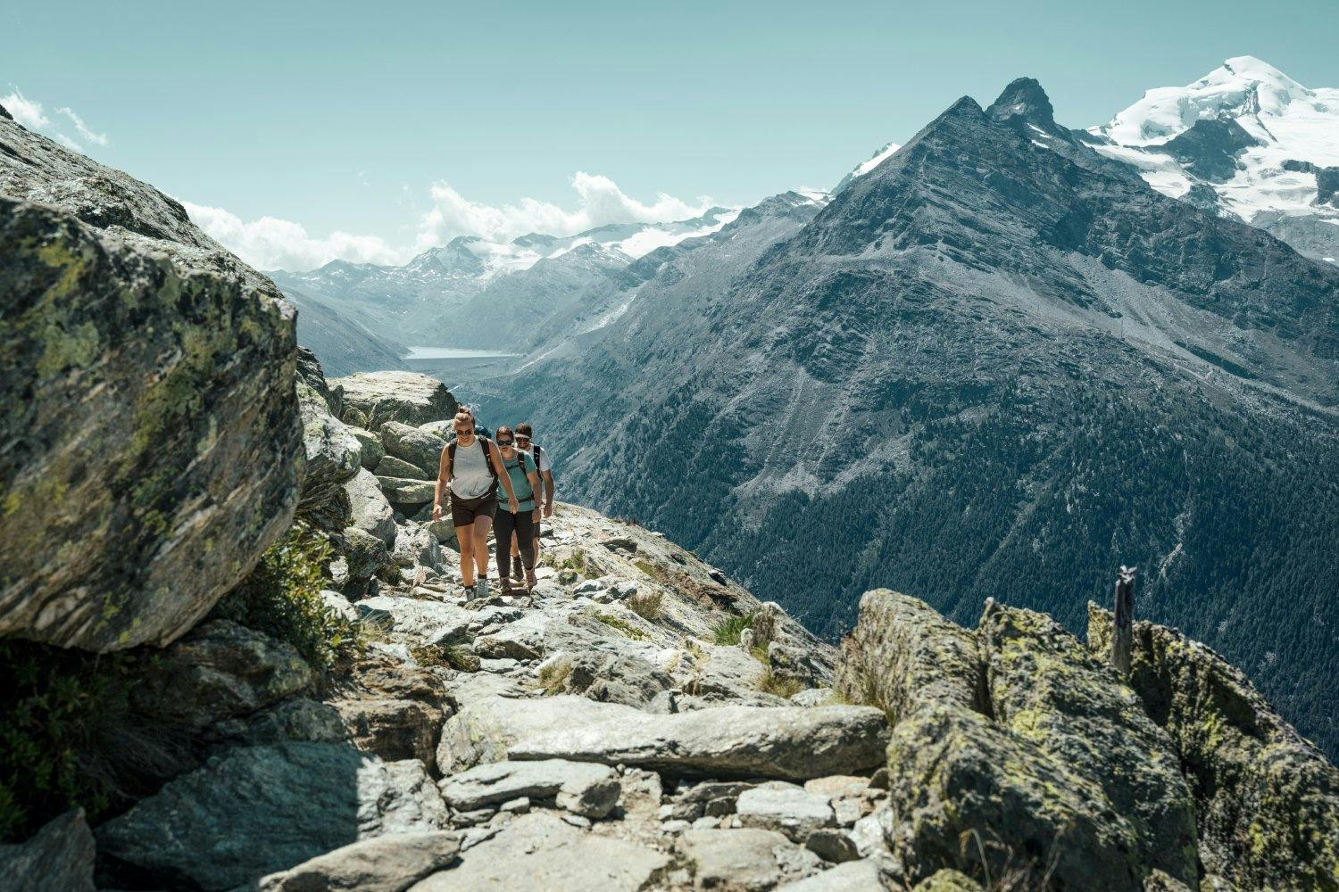 Sur le sentier d’altitude d’Almagell, au-dessus de la limite forestière, une nature préservée dévoile une vue imprenable sur la vallée de Saas et la c...
