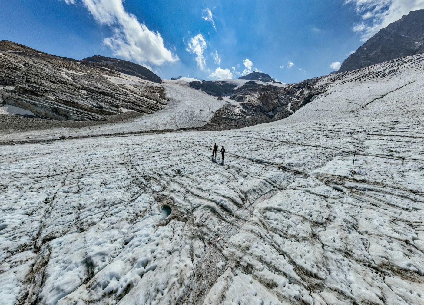 Le Glacier Trail mène de la cabane Britannia au Schwarzbergchopf en passant par les glaciers Hohlaub et Allalin, puis redescend vers le lac de retenue...