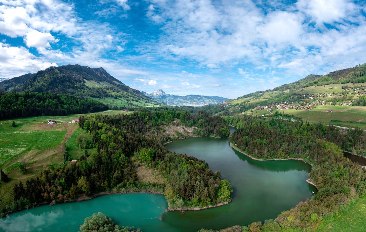 Vue sur le lac de Montsalvens et la nature environnante: découvrez le pittoresque lac de Montsalvens, près de Charmey. Pour vous y rendre, prenez le t...