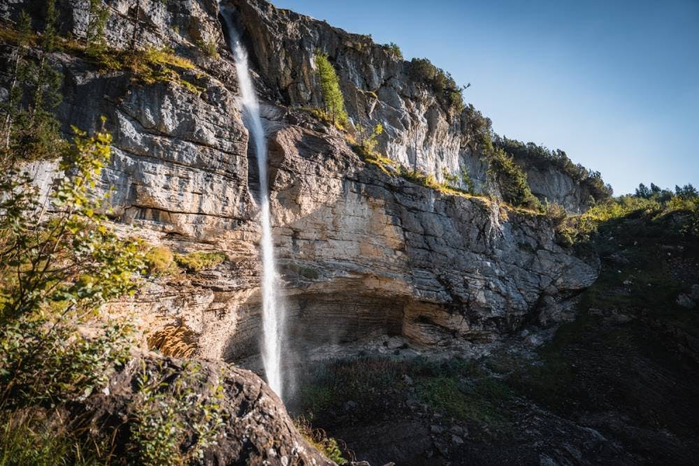 Terminus de la ligne ferroviaire, à 1151 mètres d’altitude: Les Diablerets. À seulement 15 minutes à pied de la gare se trouve le point de départ de v...