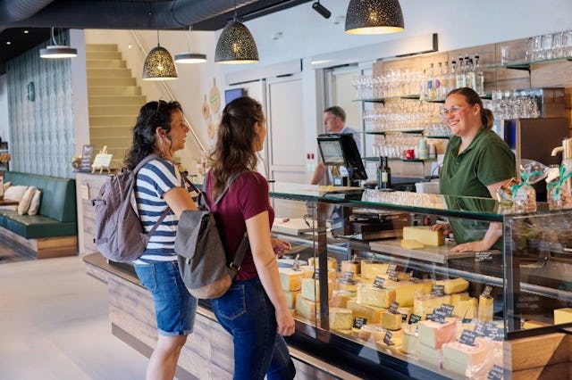 Im Verkaufsladen werden neben Käse auch Fleisch- und Wurstspezialitäten, Meringues und andere Köstlichkeiten angeboten – perfekt für den Genuss zu Hau...
