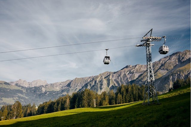 Die Anreise mit der Gondel belohnt mit einem tollen Ausblick auf die Berg- und Moorlandschaft.