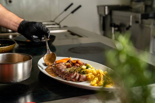 L’automne est la saison du gibier! Au restaurant Bahnhöfli à Entlebuch, le gibier provient directement des forêts de l’Entlebuch, garantissant fraîche...